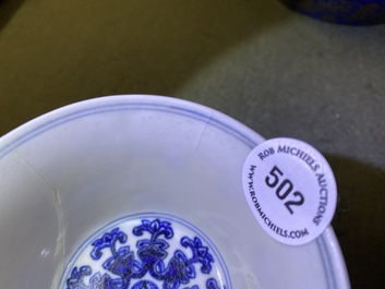 Een Chinese blauw-witte stem cup met Lan&ccedil;a inscripties, Qianlong merk en periode